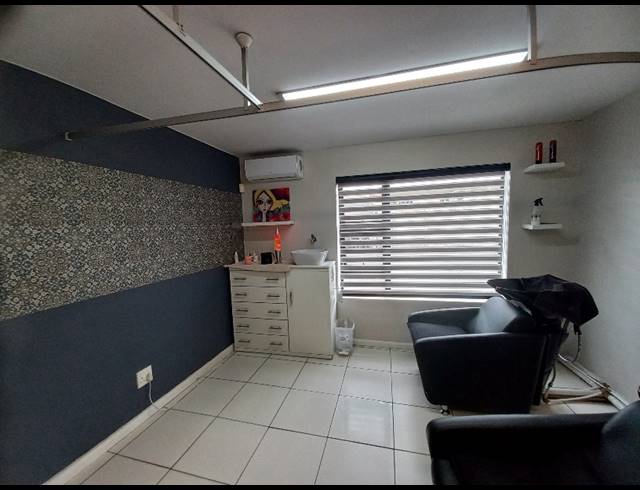 136M² BUSINESS TO LET IN VINCENT